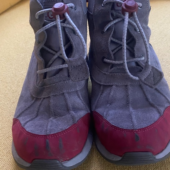 UGG Kids Boots - Gray with Red Accents - Picture 8 of 9
